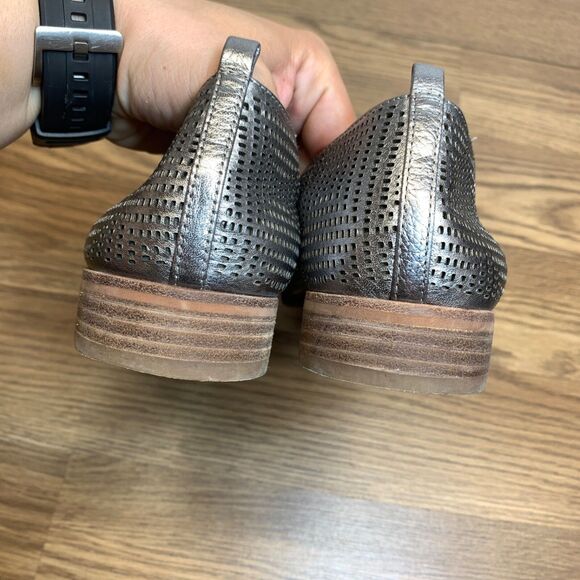 Vince Camuto Kadee Silver  Leather Perforated Slip On Loafer Shoe Size 10 /EU 40 - Picture 4 of 11